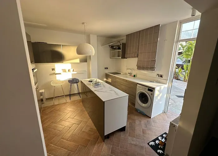 別荘 Modern House In *